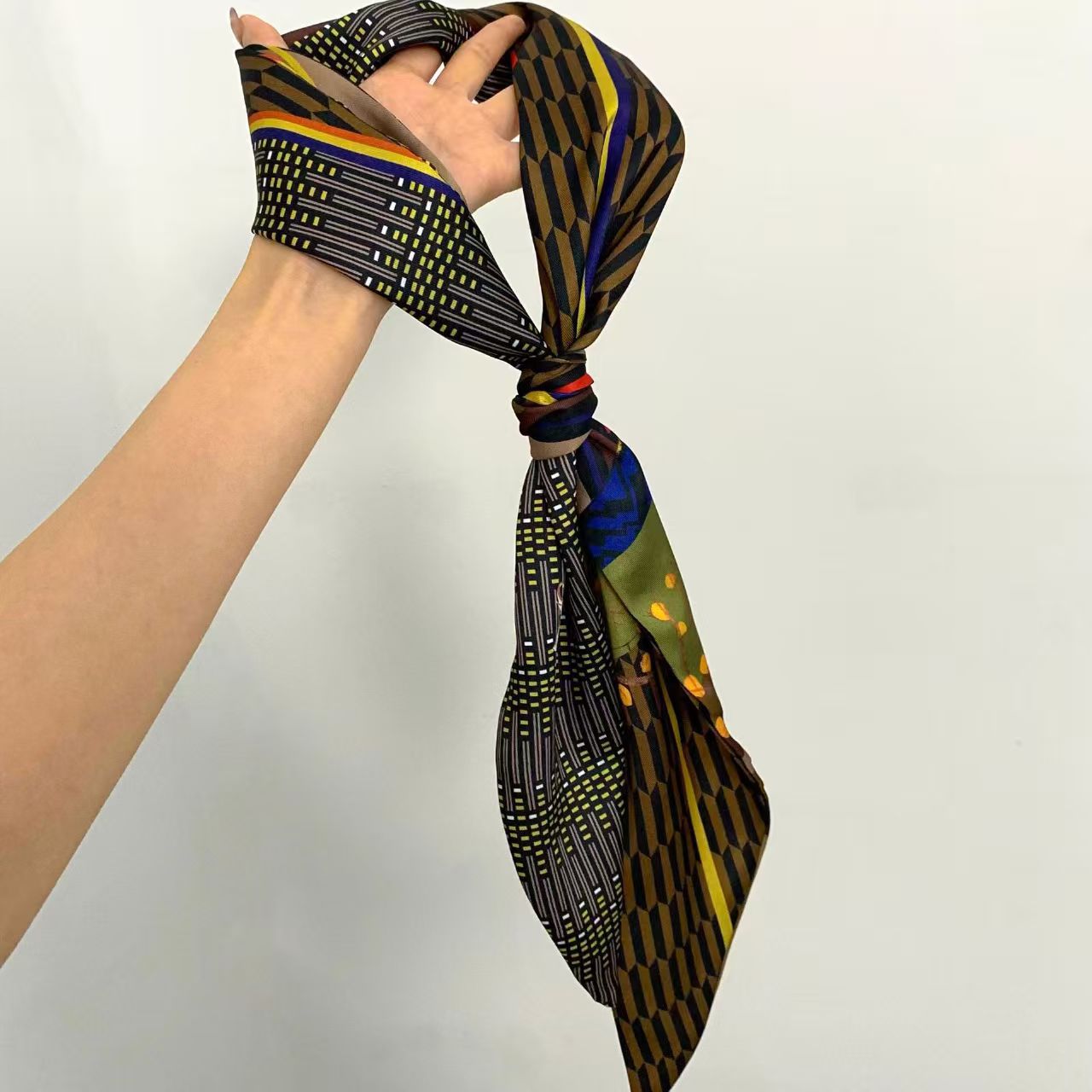 高級プリントロングヘアリボンベベルシルクスカーフ女性ネクタイ - Ascot Neck Scarf のレビューと価格